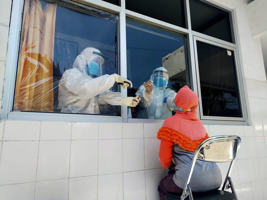 Seorang warga mengikuti pemeriksaan swab di Puskesmas Pembantu Putat Jaya | Dok. Bicara Surabaya