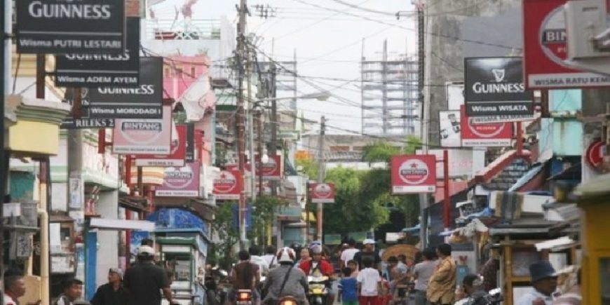 Foto. Dok. kawasan eks lokalisasi Dolly-Jarak sebelum resmi ditutup  pada 2014 silam | source: hipwee.com
