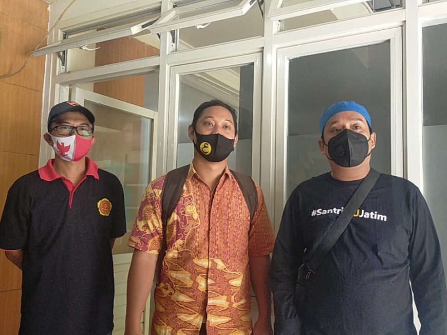 Ketua Karang Taruna Kelurahan Putat Jaya Surabaya, Cahyo Andrianto (tengah) beserta anggota Kurnia Cahyanto (kiri) dan Remaja Masjid eks lokalisasi Dolly-Jarak Joko Adi Santoso /Ist