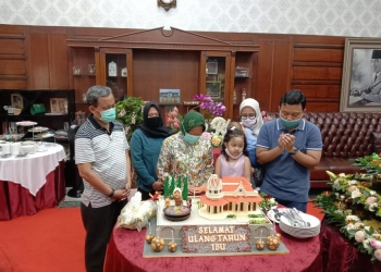 Keluarga besar Wali Kota Risma saat dia bersama di hari ulang tahun Bu Risma/ist