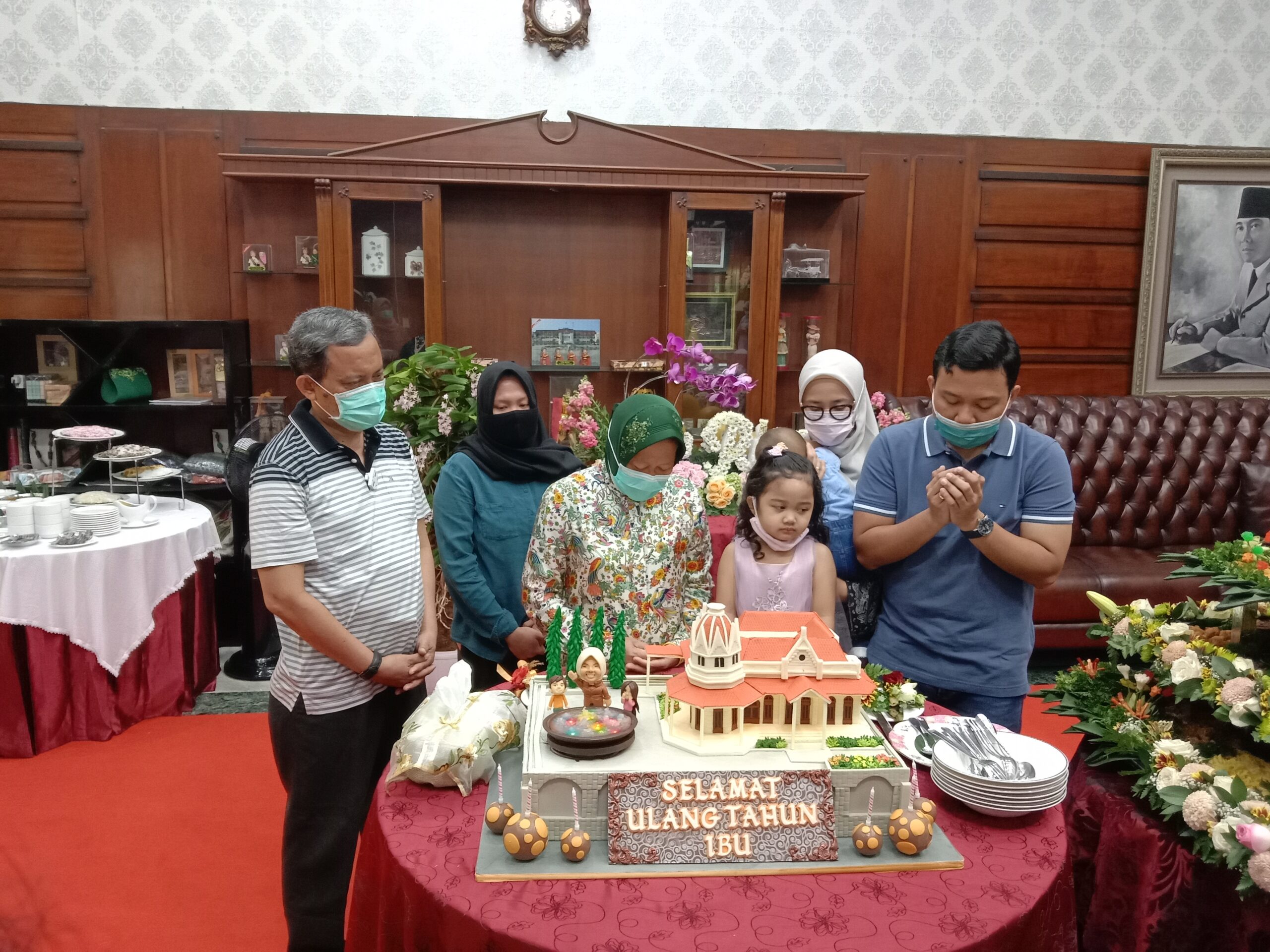 Keluarga besar Wali Kota Risma saat dia bersama di hari ulang tahun Bu Risma/ist