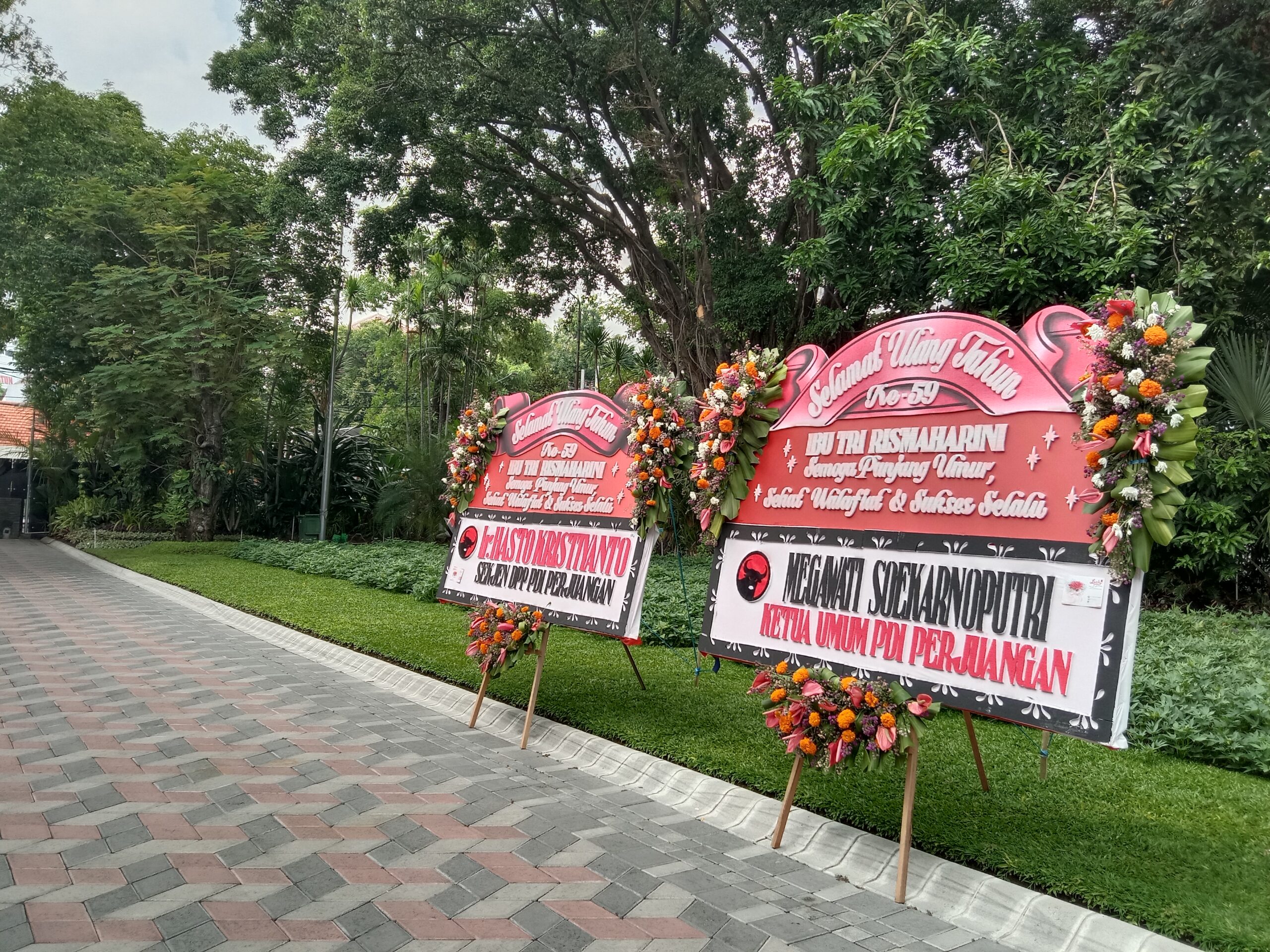 Karangan bunga Megawati dan Hasto di kediaman/ist