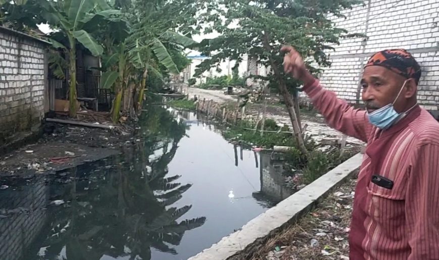 Ketua RW IV, Tambak Lumpang Kelurahan Sukomanunggal Surabaya saat menunjukkan kondisi sungai di sekitarnya /dok. Bicara Surabaya