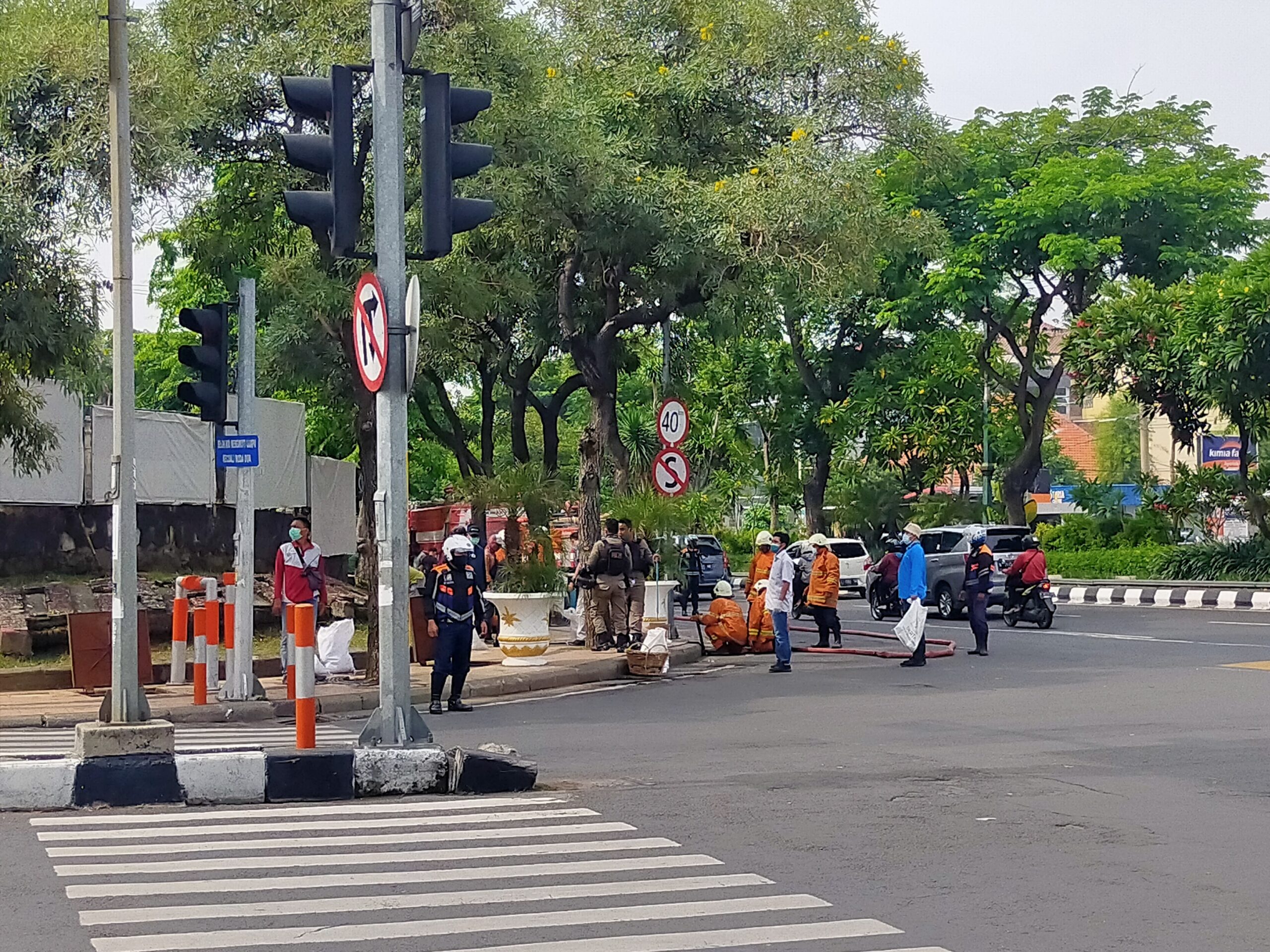 Kerja bakti berlangsung di Jalan Pandegiling arah ke Pasar Keputran Selatan /dok. Bicara Surabaya