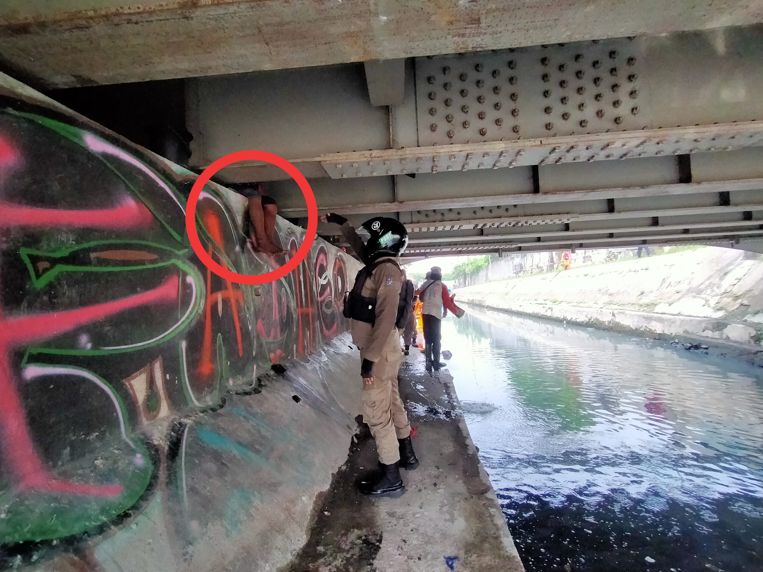 Anggota Satpol PP saat coba membangunkan Mat Sapri /foto: Bicara Surabaya.