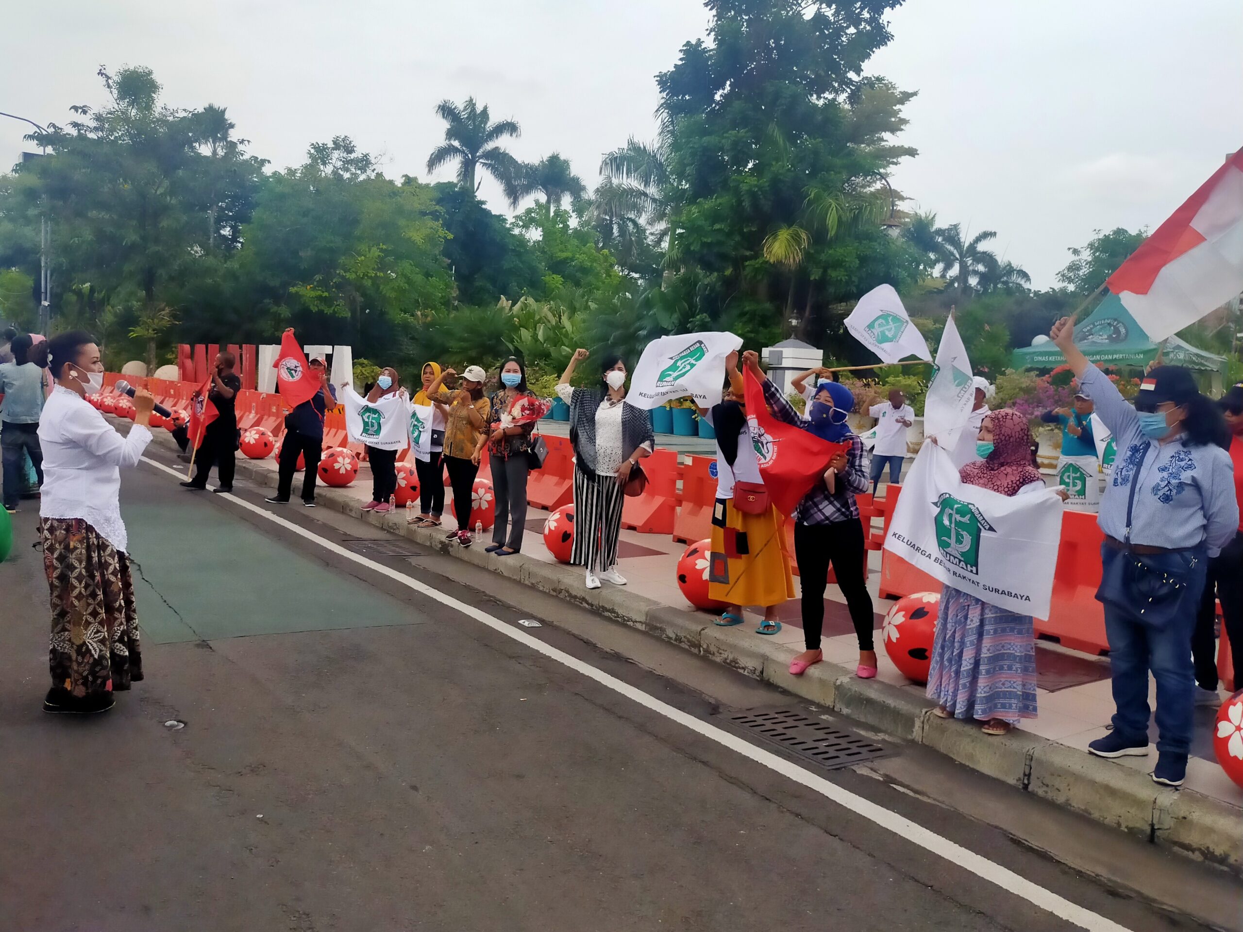 Emak-emak saat menggelar aksi dukungan 'Bela Bu Risma' di depan Balai Kota Surabaya /Foto: Bicara Surabaya