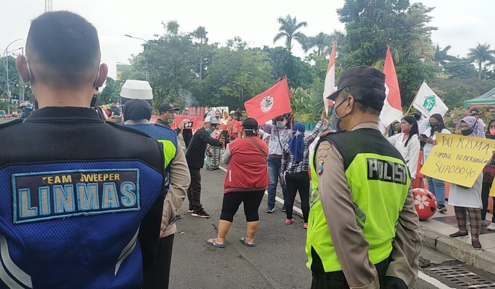 Emak-emak saat menggelar aksi dukungan 'Bela Bu Risma' di depan Balai Kota Surabaya /Foto: Bicara Surabaya
