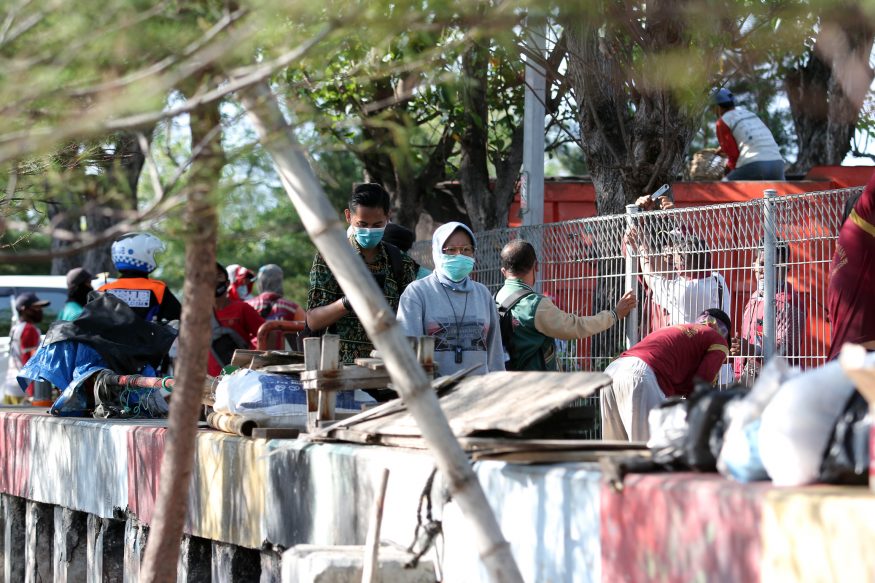 Wali Kota Risma saat pimpin kerja bakti di Pesisir Kenjeran/ist