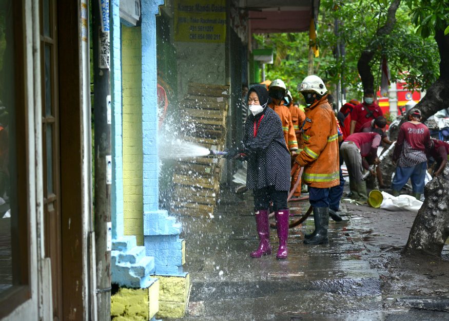 Wali Kota Risma melakukan penyemprotan saat kerja bakti di Dukuh Kupang/ist