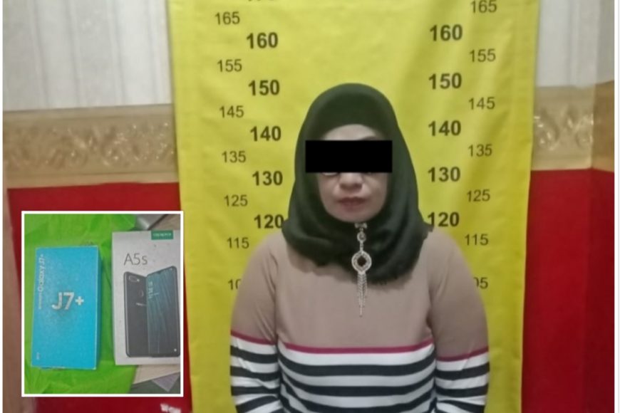 Tersangka beserta barang bukti saat diamankan di Mapolsek Tegalsari Surabaya /Ist