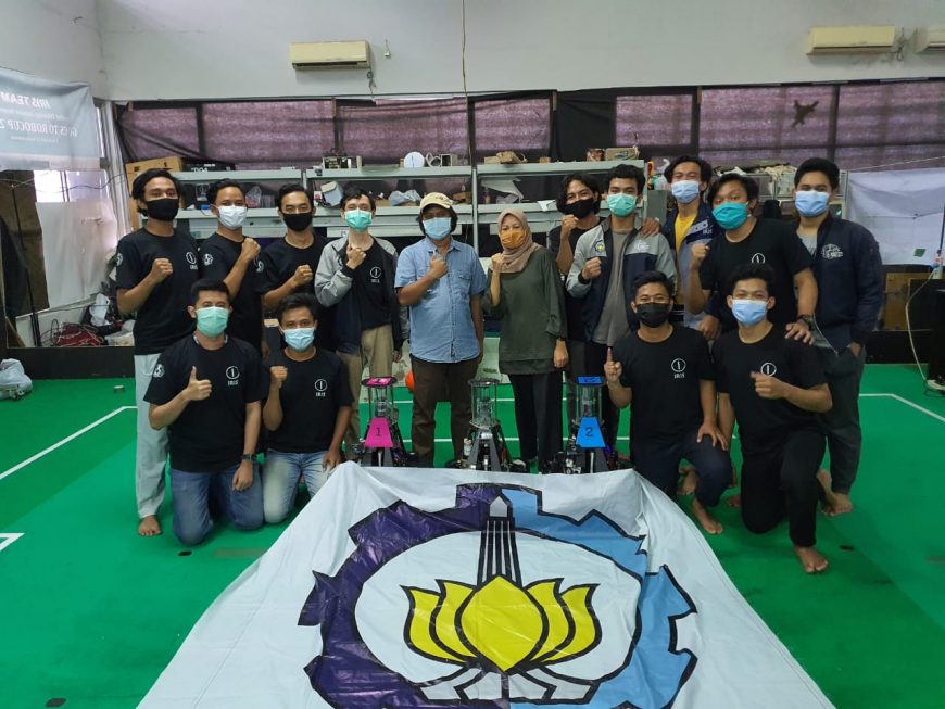 Tim Iris, salah satu Tim Robotika ITS yang berhasil meraih gelar juara pertama pada kategori lomba Robot Sepak Bola Beroda /Ist