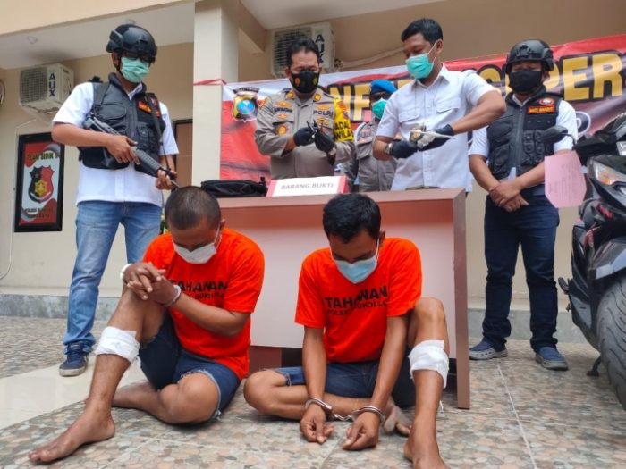Kedua pelaku beserta barang bukti saat diamankan petugas kepolisian /Ist