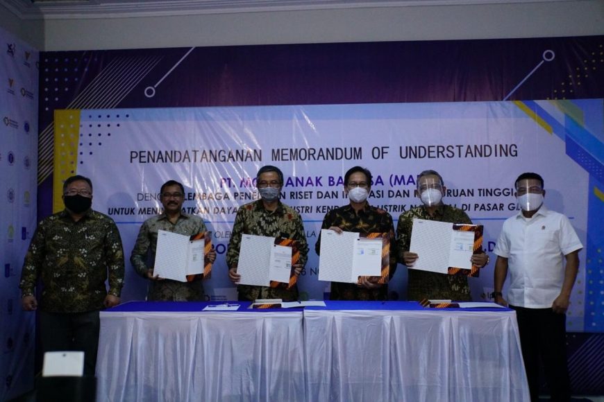 MoU antara ITS dan beberapa instansi dengan PT MAB disaksikan oleh Menristek Bambang Brodjonegoro (kiri) dan Founder PT MAB Jenderal (Purn) Moeldoko (kanan) /Ist