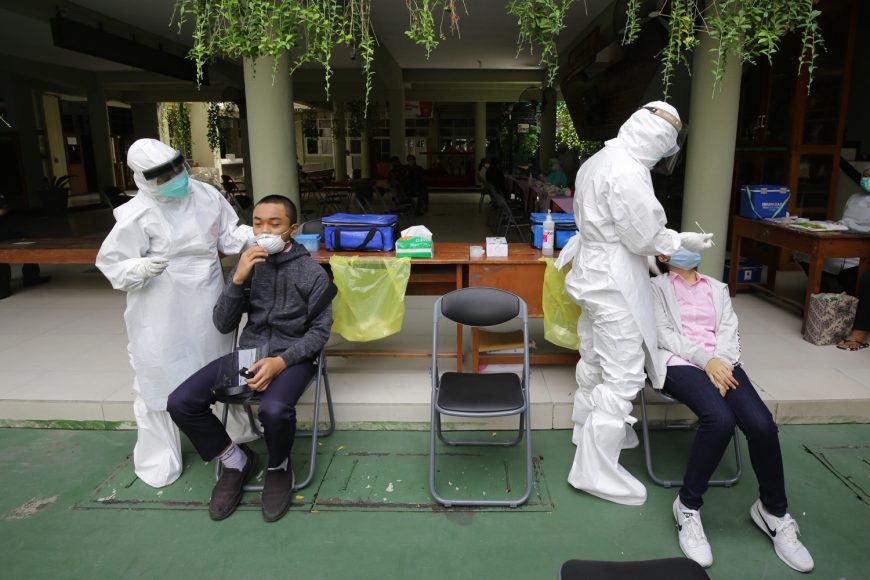 Swab pelajar di SMPN 1 Surabaya /Ist