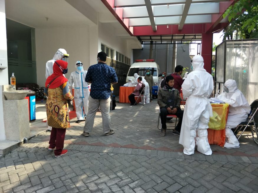 Proses swab di Labkesda/ist