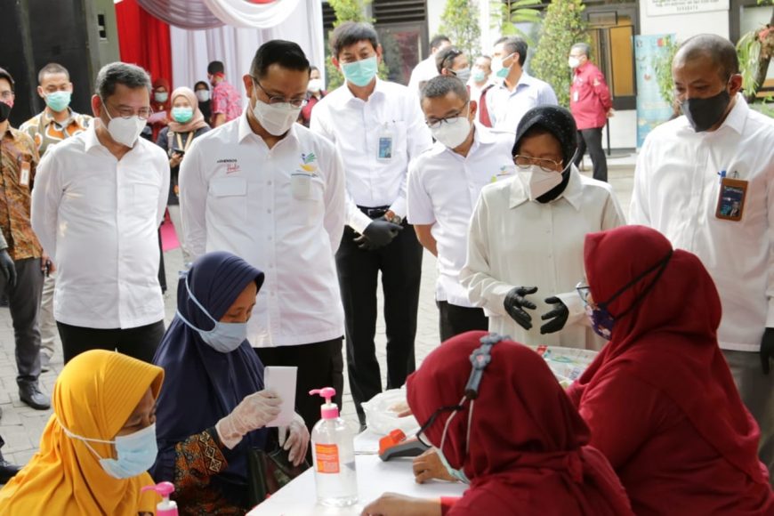 Mensos Juliari P Batubara bersama Wali Kota Surabaya Tri Rismaharini saat melaunching bansos beras untuk KPM PKH di Kantor Kecamatan Gayungan, Surabaya, Rabu (7/10/2020) /dok. kemensos