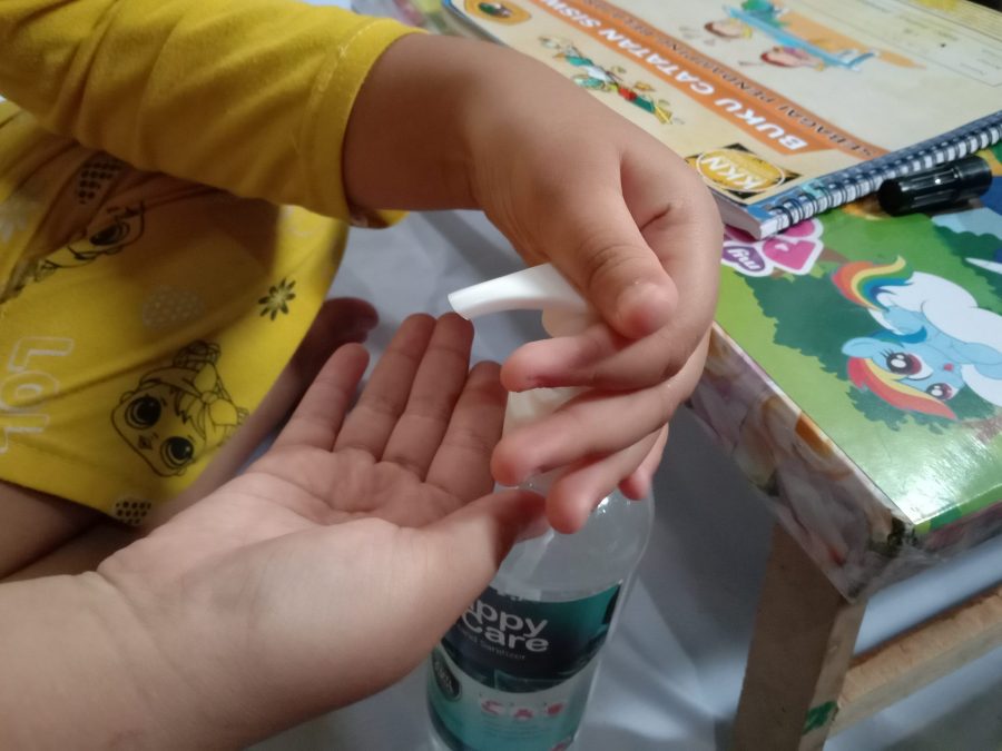 Siswa SD menggunakan hand sanitizer yang telah disiapkan sebelum mengikuti pendampingan belajar /Ist