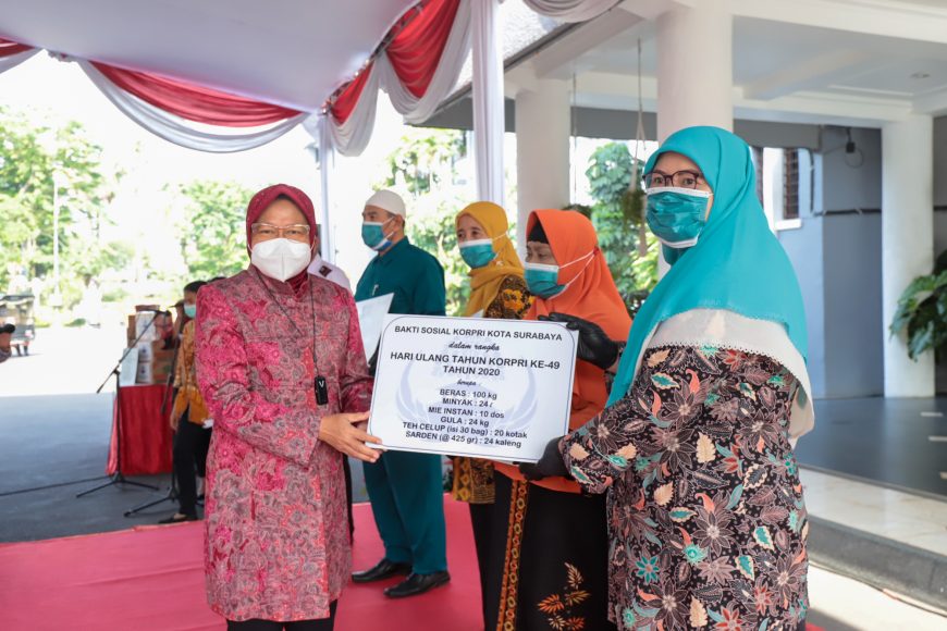 Secara simbolis, Wali Kota Surabaya Tri Rismaharini menyerahkan bantuan kepada perwakilan pengurus panti asuhan /Ist