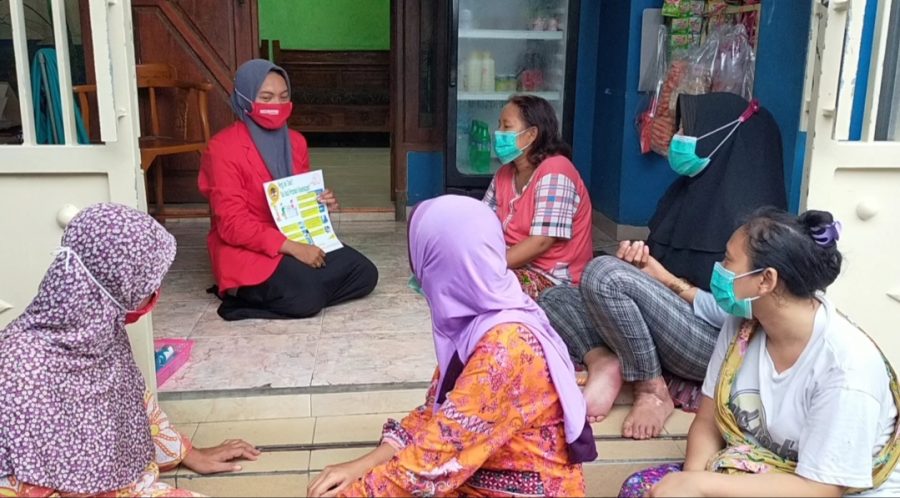 Mahasiswi Untag Surabaya, Safira Yuli Ananta, melakukan penyuluhan di Toko Kelontong /Ist