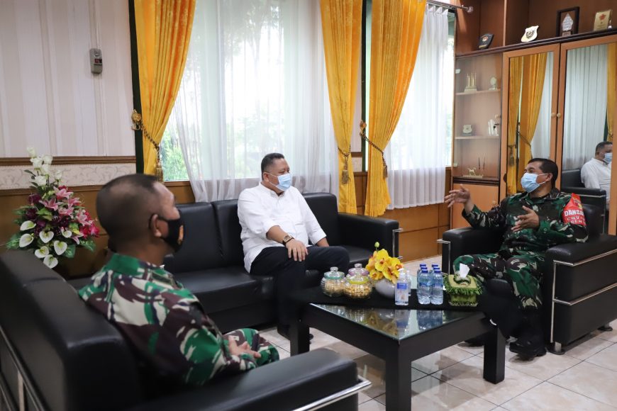 Plt Wali Kota Surabaya saat bertemu Danrem/ist