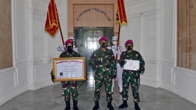 Penyerahan piagam dan Vandel Satuan Teladan Korps Marinir TNI AL Tahun 2020 /Ist