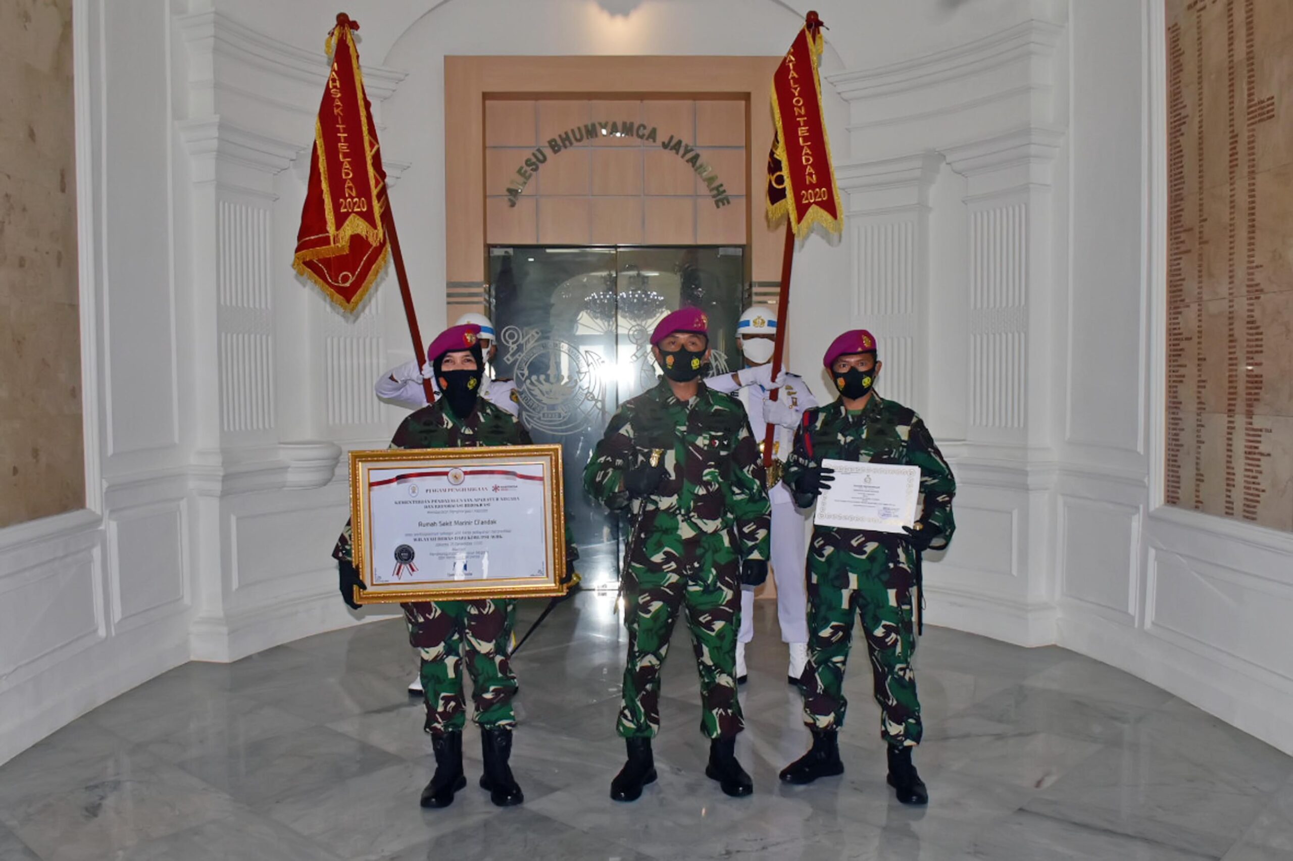 Penyerahan piagam dan Vandel Satuan Teladan Korps Marinir TNI AL Tahun 2020 /Ist