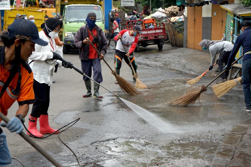 Wali Kota Risma saat kerja bakti di kawasan jembatan babadan/ist