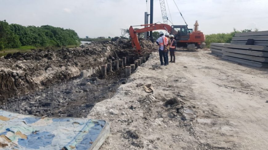 Proses pengerjaan tanggul Sungai Kali Lamong /dok. Pemkot Surabaya