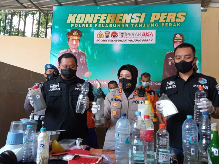 Kapolres Pelabuhan Tanjung Perak, AKBP Ganis Setyaningrum (tengah) menunjukkan barang bukti berupa bahan kimia beserta peralatan yang digunakan para tersangka memproduksi sabu. /Ist