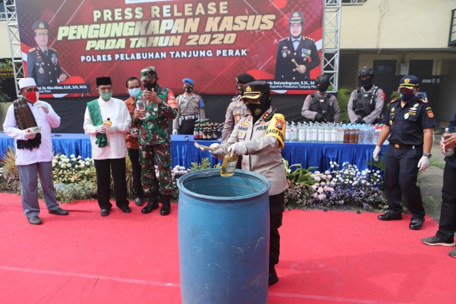 Kapolres Pelabuhan Tanjung Perak, AKBP Ganis Setyaningrum saat melakukan pemusnahan barang bukti /Ist