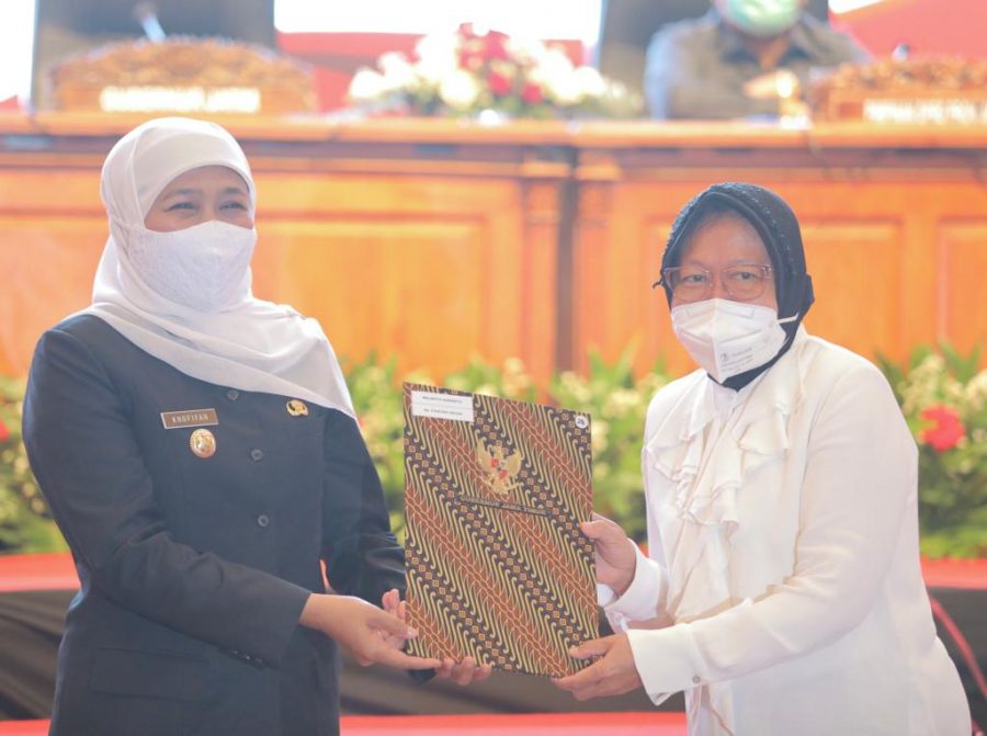 Gubernur Khofifah secara simbolis menyerahkan DIPA dan TKDD tahun 2021 kepada Tri Rismaharini, Wali Kota Surabaya /Ist