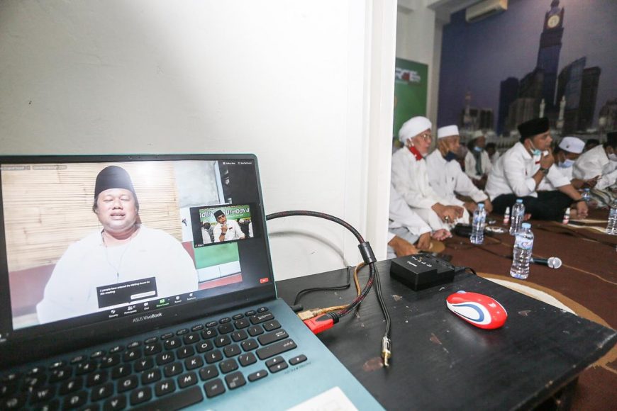 Saat istighotsah bersama Kiai sepuh dan Kiai Muwafiq/ist