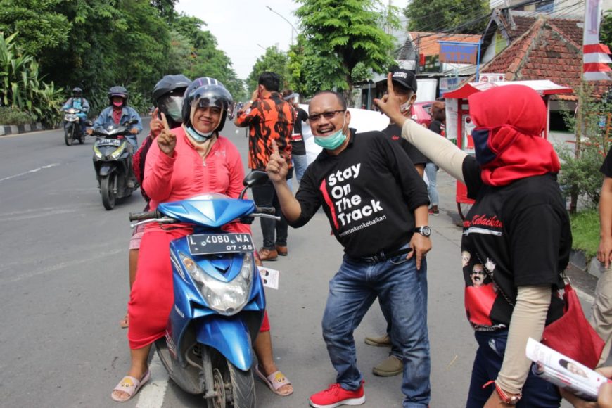 Relawan Gading Bersatu saat bagi-bagi jajan pasar/bicarasurabaya.com