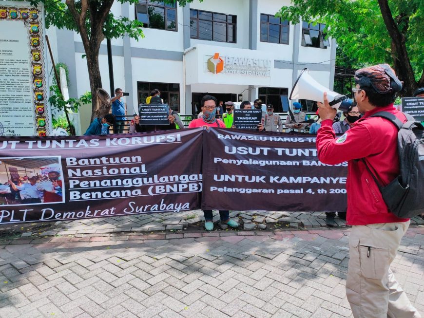 LSM Mapekat saat menggelar aksi di depan kantor Bawaslu Surabaya /Ist