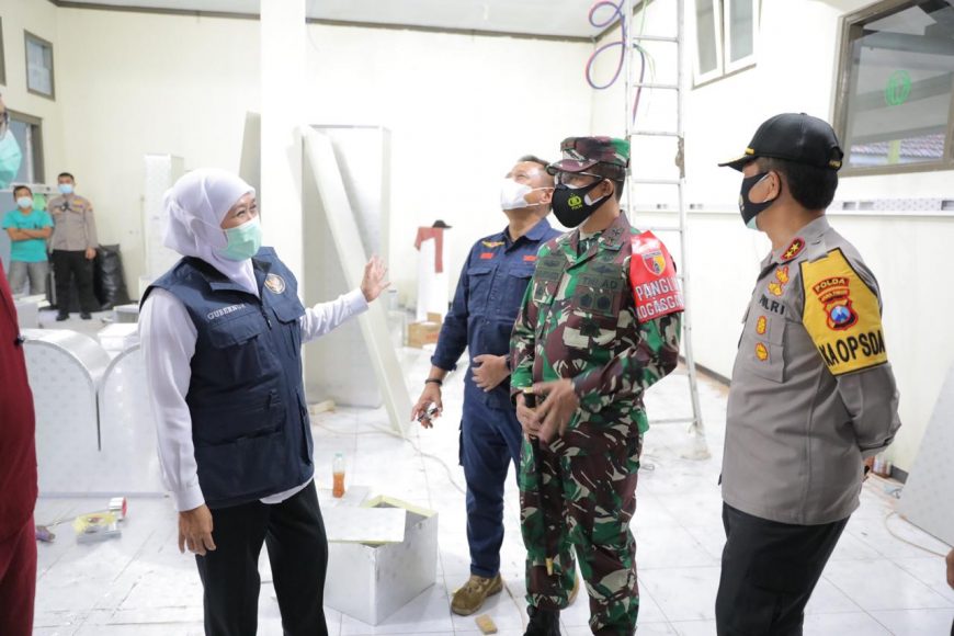 Gubernur Khofifah bersama Fokopimda Jatim saat meninjau RS Darurat Lapangan Malang /Ist