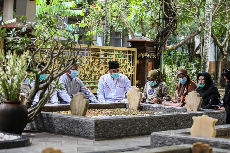 Eri Cahyadi saat ziarah ke makam pendiri NU/ist