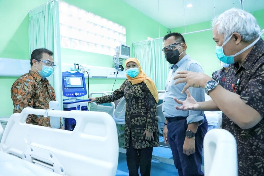 Gubernur Khofifah saat meresmikan IGD khusus penyakit menular di RSUD Dr Soetomo, Minggu (6/12/2020) /Ist