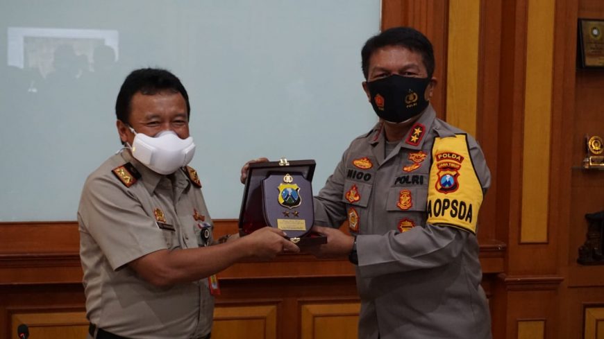 Kapolda Jatim, Irjen Pol Nico Afinta (kanan) saat berkunjung ke Kakanwil BPN Jatim, Senin (7/12/2020) /Ist