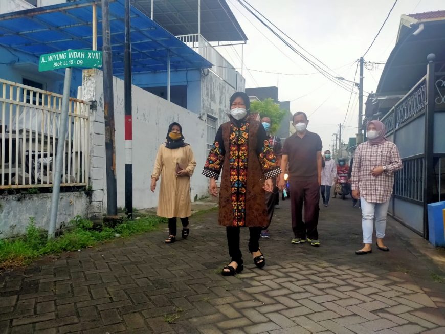 Wali Kota Risma dan keluarga saat hendak mencoblos/bicarasurabaya.com