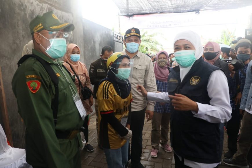 Khofifah saat meninjau TPS/ist
