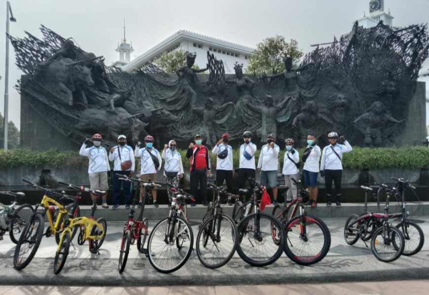 Perwakilan BKKBN Jatim saat kegiatan gowes sembari menyosialisasikan program Bangga Kencana /Ist