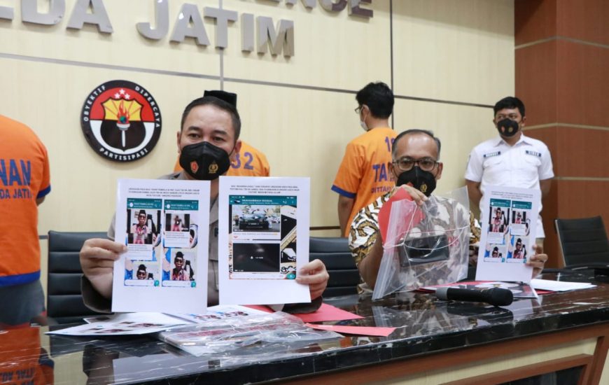 Polisi menunjukkan barang bukti berupa tangkapan layar yang bernada ujaran kebencian dan ancaman yang dilakukan oleh para tersangka /Ist