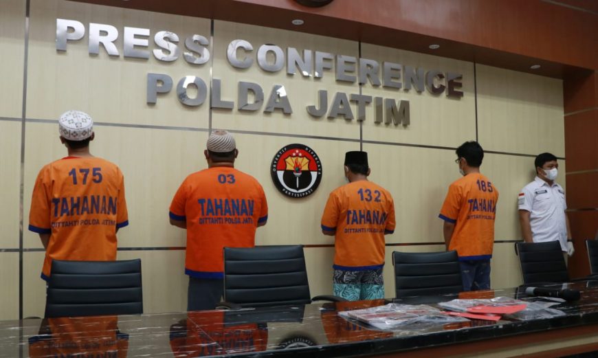 Keempat tersangka saat diamankan di Mapolda Jatim /Ist
