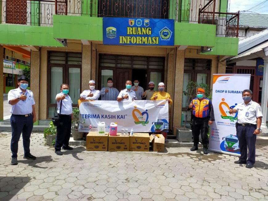 Penyerahan bantuan kepada pihak pondok pesantren /Ist