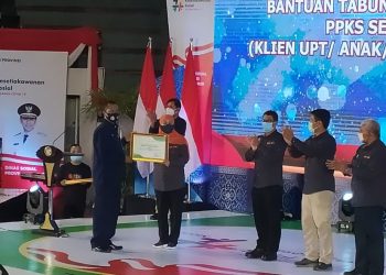 Koordinator TKSK Surabaya, Wiji saat menerima penghargaan dari Gubernur Khofifah di DBL Arena Surabaya, Sabtu (12/12/2020) /Ist