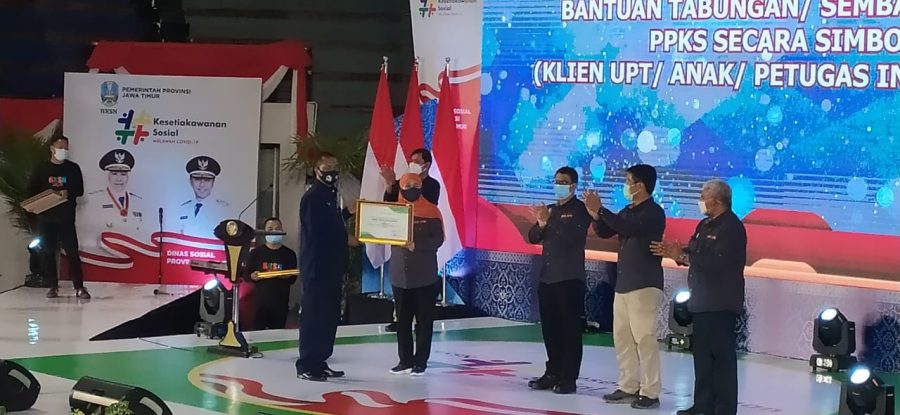 Koordinator TKSK Surabaya, Wiji saat menerima penghargaan dari Gubernur Khofifah di DBL Arena Surabaya, Sabtu (12/12/2020) /Ist