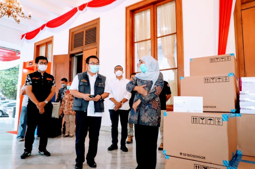 Gubernur Khofifah saat menerima bantuan Rapid Antigen dari BNPB/ist