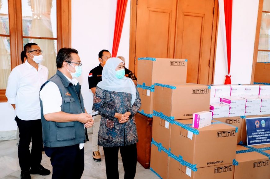 Khofifah saat menerima bantuan Rapid Test Antigen/ist