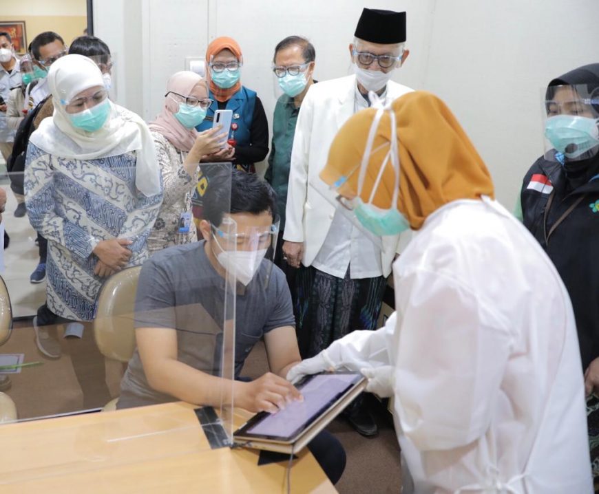 Gubenur Khofifah bersama Ketua Umum MUI Pusat KH. Miftahul Akhyar saat menyaksikan simulasi vaksin Covid-19 di RSI Jemursari Surabaya, (18/12/2020) /Ist