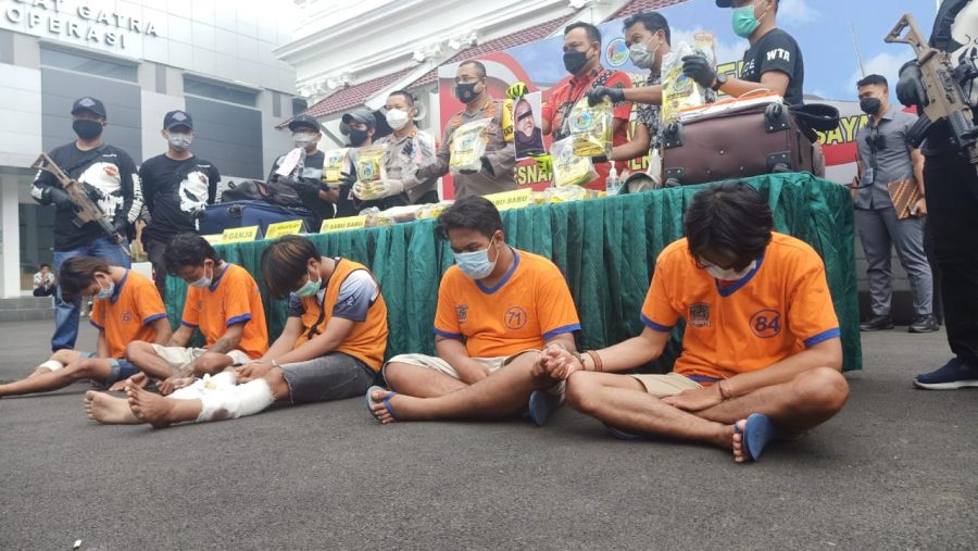 Polisi menunjukkan barang bukti narkoba beserta para tersangka di Mapolrestabes Surabaya /Ist